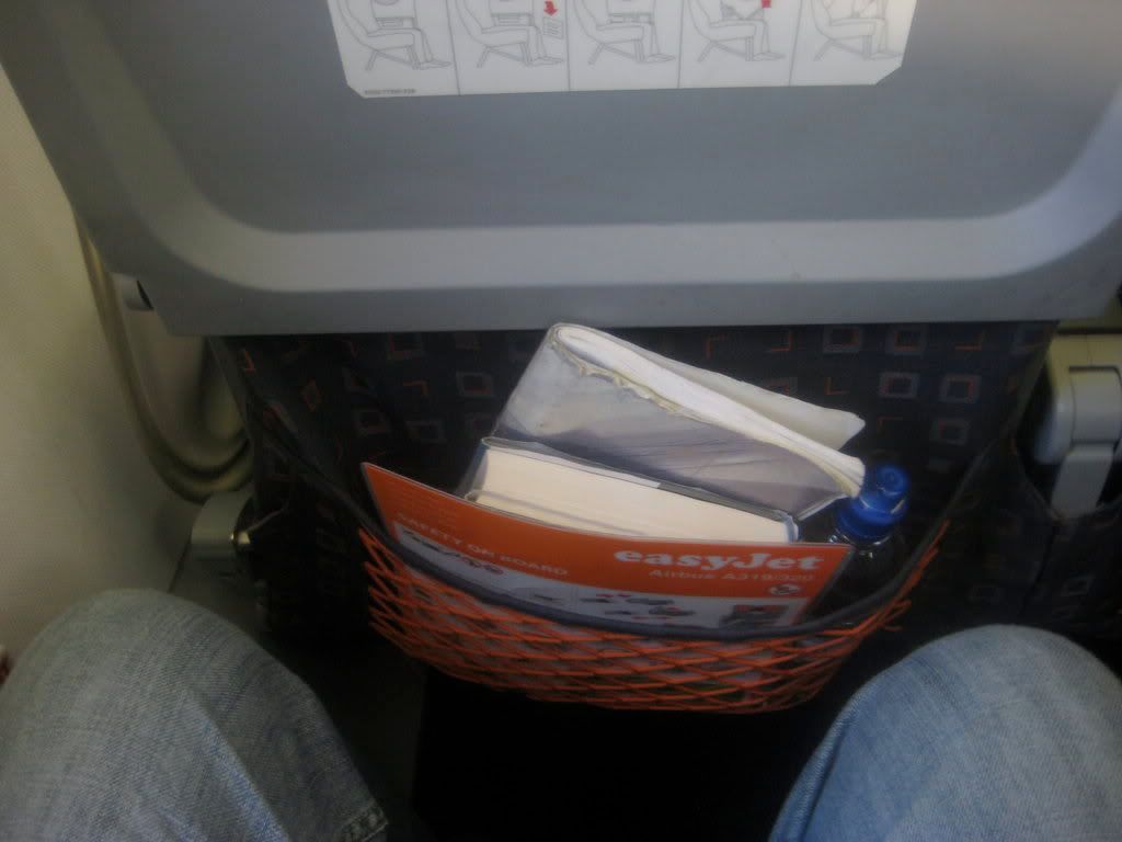 http://i895.photobucket.com/albums/ac154/FlyingFinn_photo/Gatwick_01_2010/EasyJet_legroom.jpg